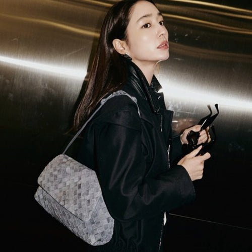 보테가베네타 지오르노 백 클라우디 인디고 (이민정 착용)